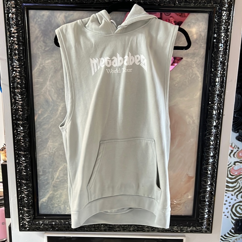 Mega babes world tour cropped sleeve hoodie, M